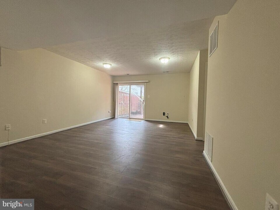 2444 Rolling Plains Dr in Herndon, VA - Building Photo