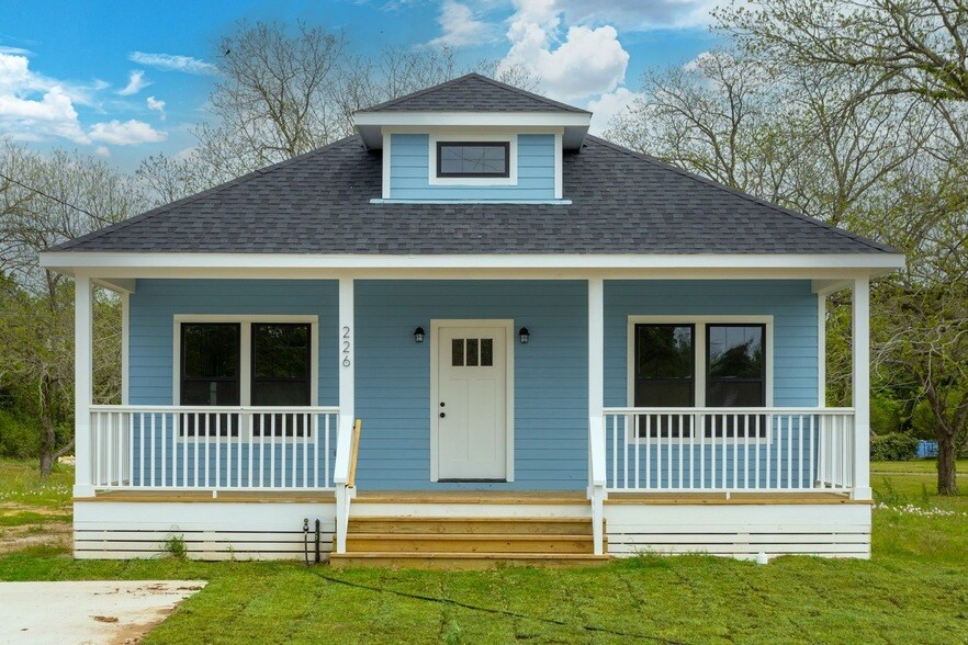226 N Dixie St in Brenham, TX - Foto de edificio