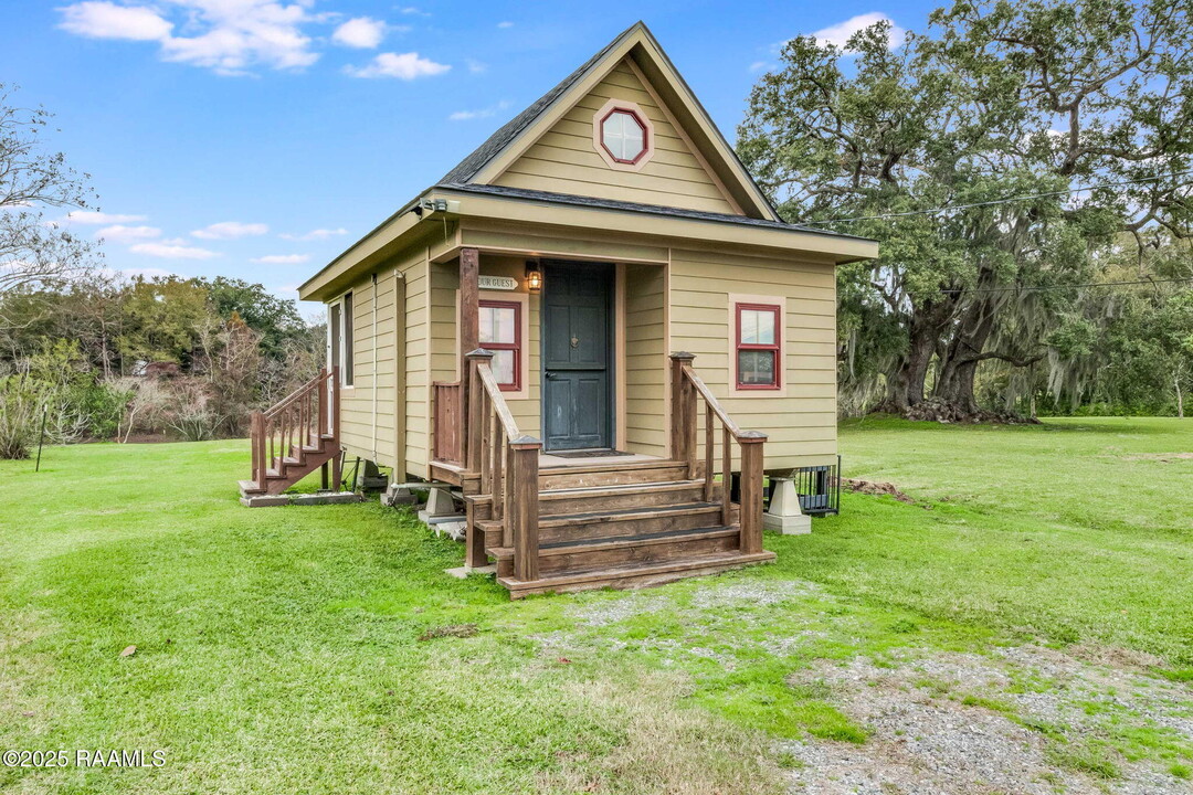 5605 Sugar Oaks Rd in New Iberia, LA - Building Photo