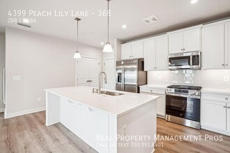 4399 Peach Lily Ln in Chantilly, VA - Building Photo - Building Photo