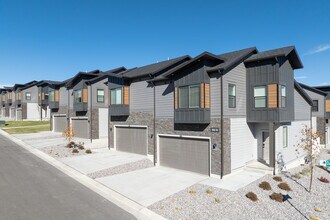 Rise Townhomes in South Jordan, UT - Foto de edificio - Building Photo