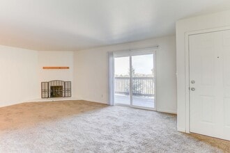 Union Square Apartments in Lakewood, CO - Foto de edificio - Building Photo