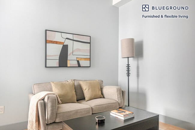 161 W 54th St in New York, NY - Building Photo - Building Photo