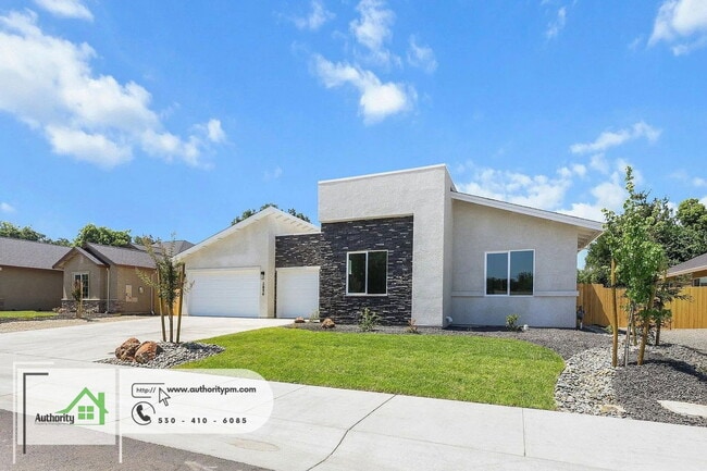 2856 River Dr in Redding, CA - Building Photo - Building Photo