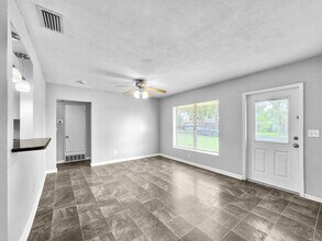 10849 60th Ave N in Seminole, FL - Foto de edificio - Building Photo