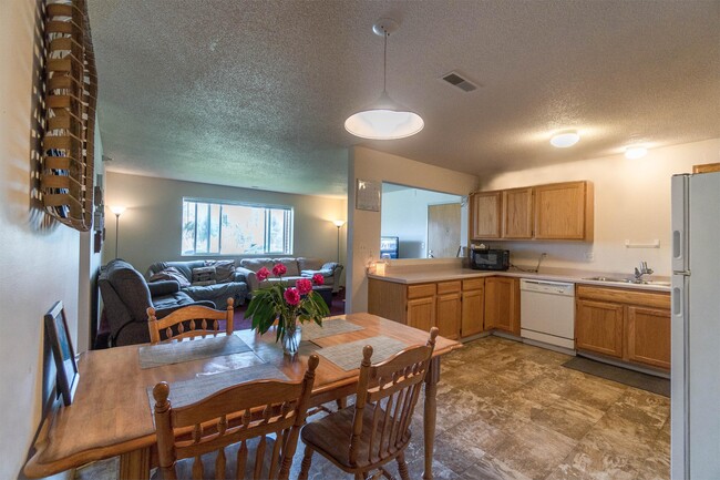 9135 University Ave photo'