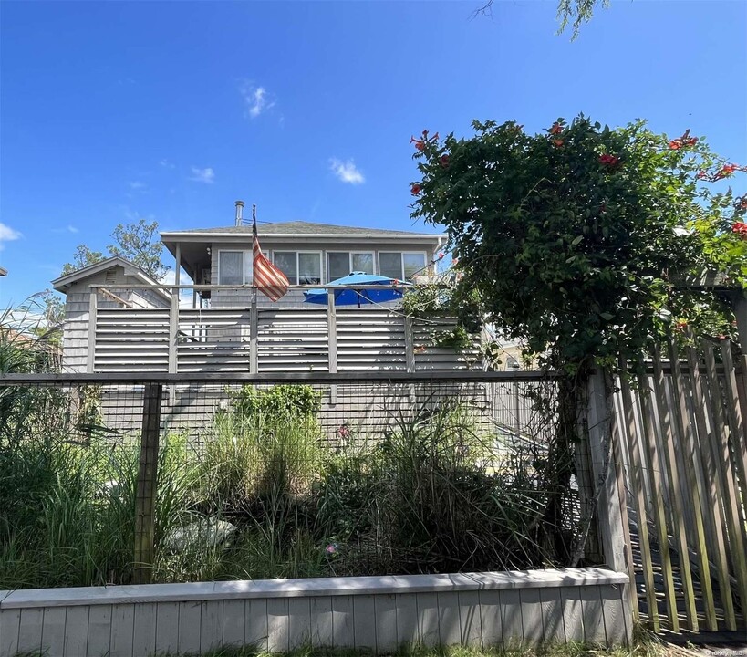 607 Bayberry Walk in Ocean Beach, NY - Building Photo