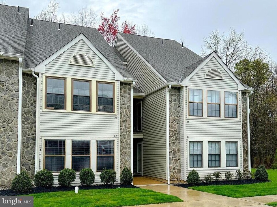 22 Bridgewater Dr in Evesham, NJ - Building Photo