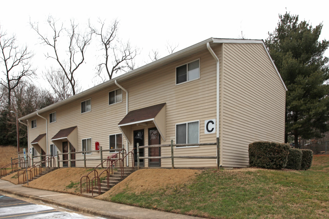 Stonewall Square in Lenoir, NC - Building Photo