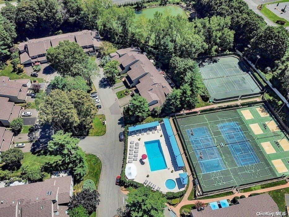 124 Foxwood Dr in Jericho, NY - Building Photo