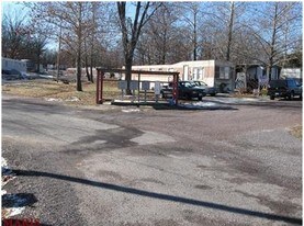 Bella Vista Mobile Home Park in Sullivan, MO - Building Photo