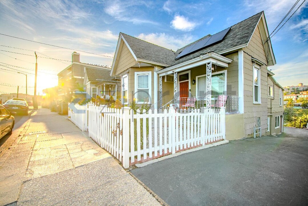 839 N Bunker Hill Ave in Los Angeles, CA - Foto de edificio