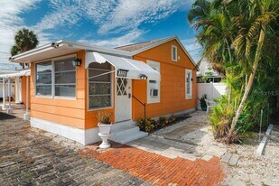 13320 2nd St E in Madeira Beach, FL - Building Photo