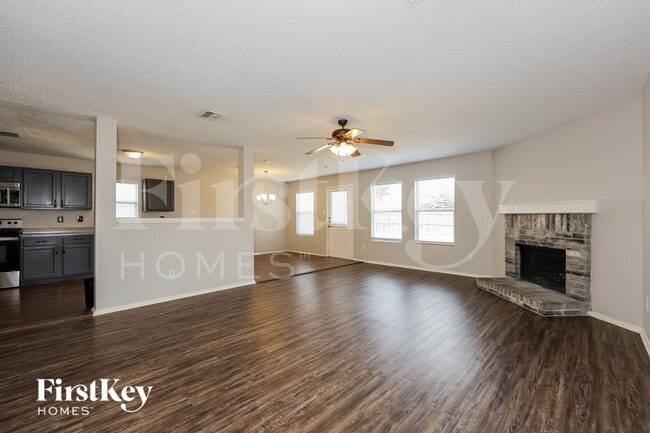 761 Lowe Dr in Cedar Hill, TX - Foto de edificio - Building Photo