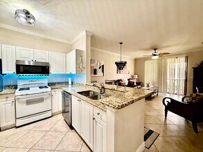 2715 Via Capri in Clearwater, FL - Foto de edificio - Building Photo