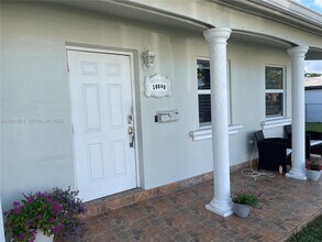 10840 Westwood Lake Dr in Miami, FL - Building Photo - Building Photo