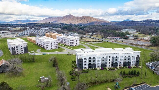 East Pointe Luxury Apartments in Roanoke, VA - Building Photo - Building Photo