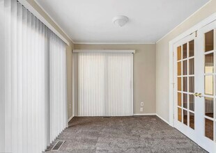 15 Devon Pl in Washington Township, NJ - Foto de edificio - Building Photo