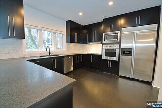 11 Vela Way in Edgewater, NJ - Building Photo - Building Photo