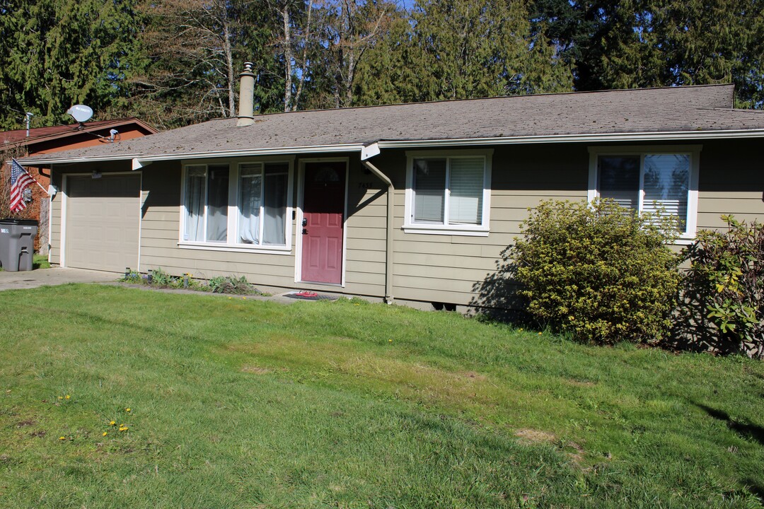 7435 E Harrison St in Port Orchard, WA - Building Photo