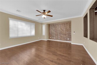 10057 Portula Valley St in Las Vegas, NV - Foto de edificio - Building Photo