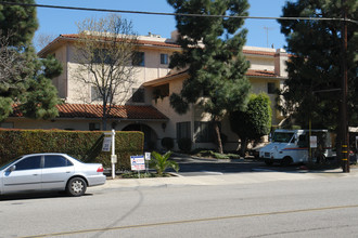 18900 Delaware St in Huntington Beach, CA - Building Photo - Building Photo