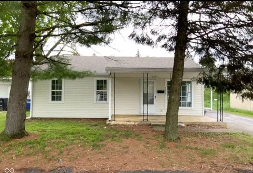1019 E Jackson St in Shelbyville, IN - Foto de edificio