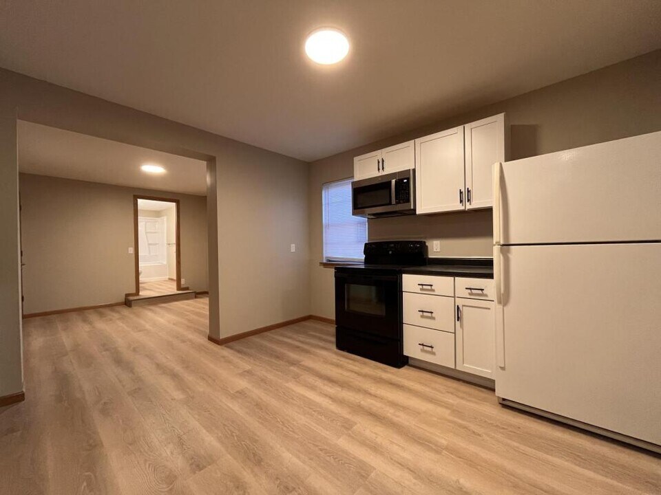 7 N Severance St in Hutchinson, KS - Building Photo
