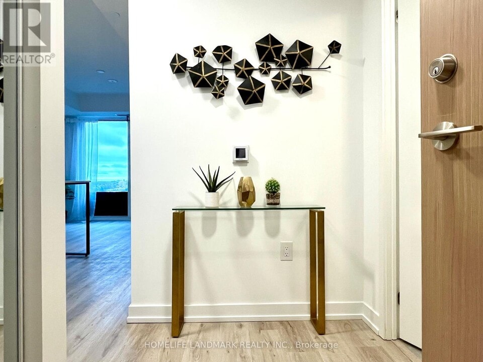 395 Square One Dr in Mississauga, ON - Building Photo