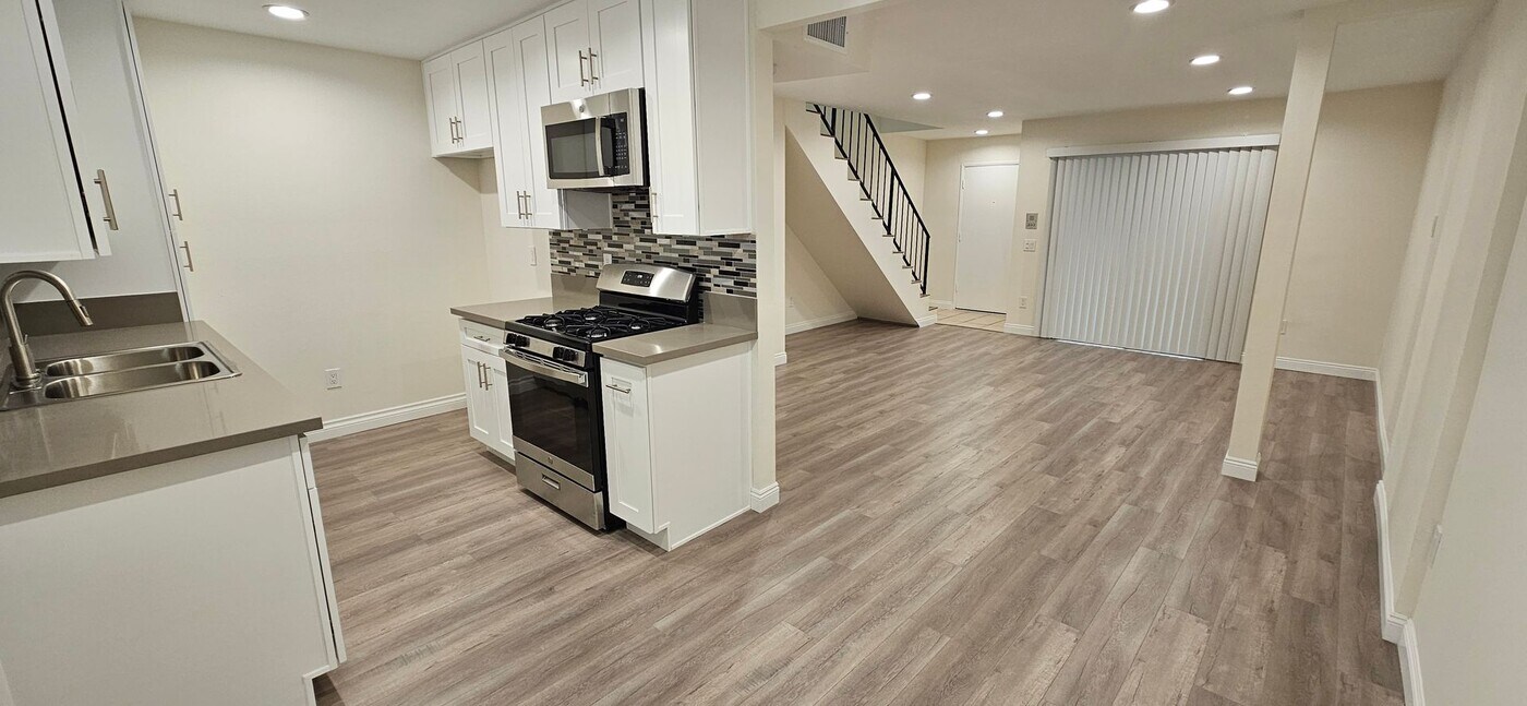 8655 Orion Ave in Los Angeles, CA - Building Photo