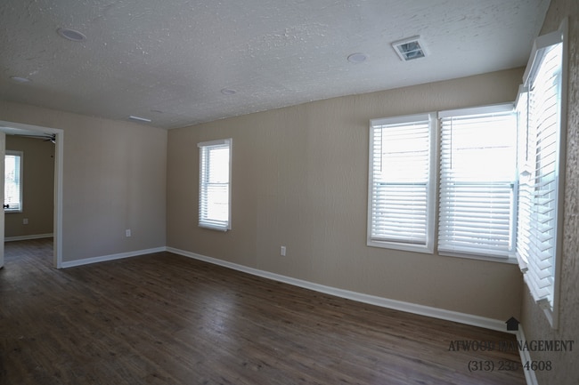 Fully Renovated 2-Bedroom Home – Move-In Ready for You! in Detroit, MI - Foto de edificio - Building Photo