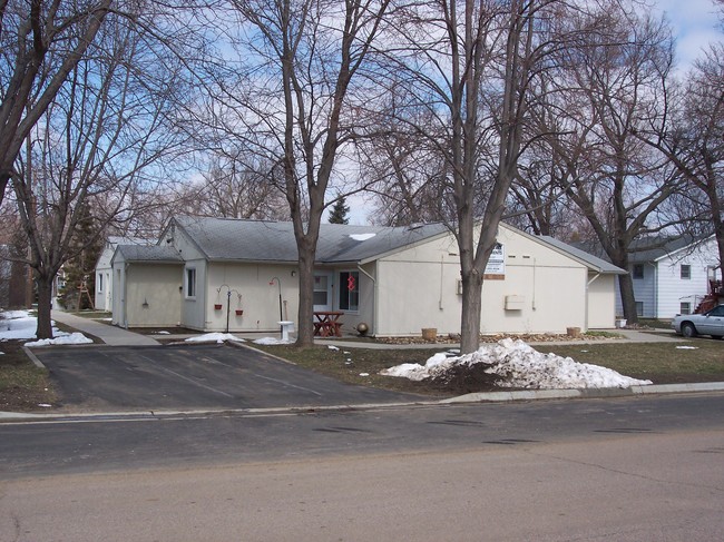 Cedar Hickory Place Apartments in Avon, SD - Foto de edificio - Building Photo