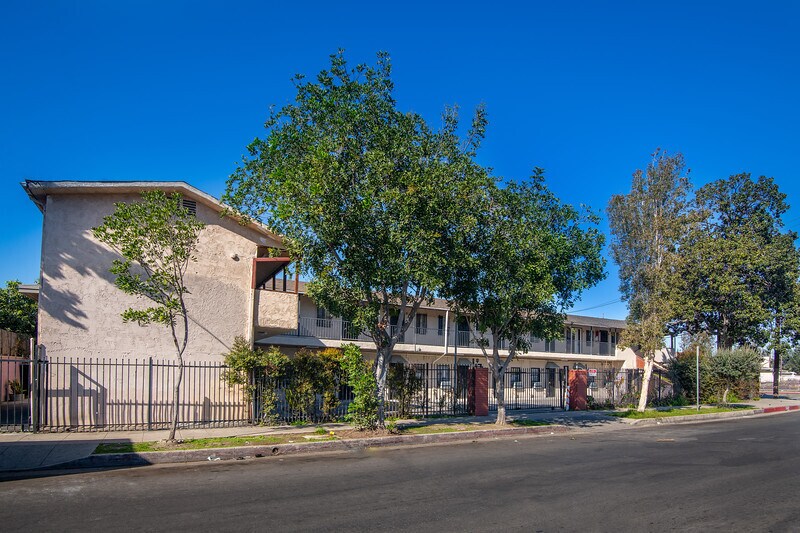Haye's House in Los Angeles, CA - Building Photo