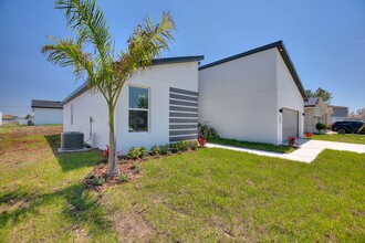 302 Elderberry Ct in Poinciana, FL - Building Photo - Building Photo