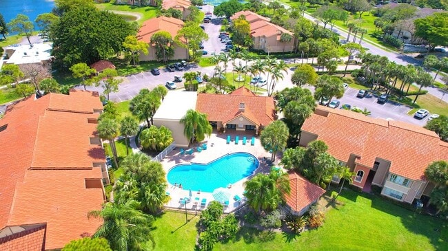 927 Siesta Key Blvd in Deerfield Beach, FL - Building Photo - Building Photo