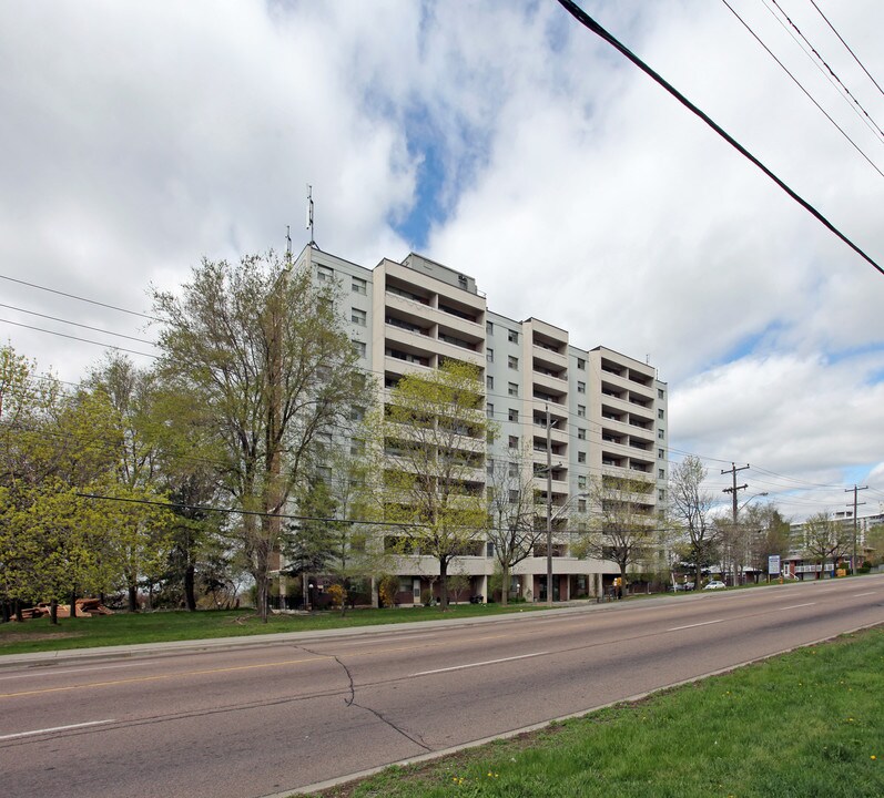 Milo Park Garden in Toronto, ON - Building Photo