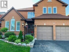61 Silverbirch Pl in Whitby, ON - Building Photo