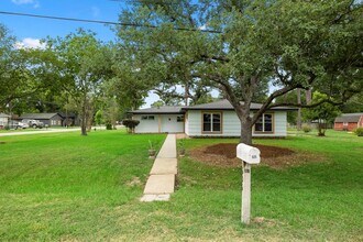 606 Clayton St in Tomball, TX - Building Photo - Building Photo