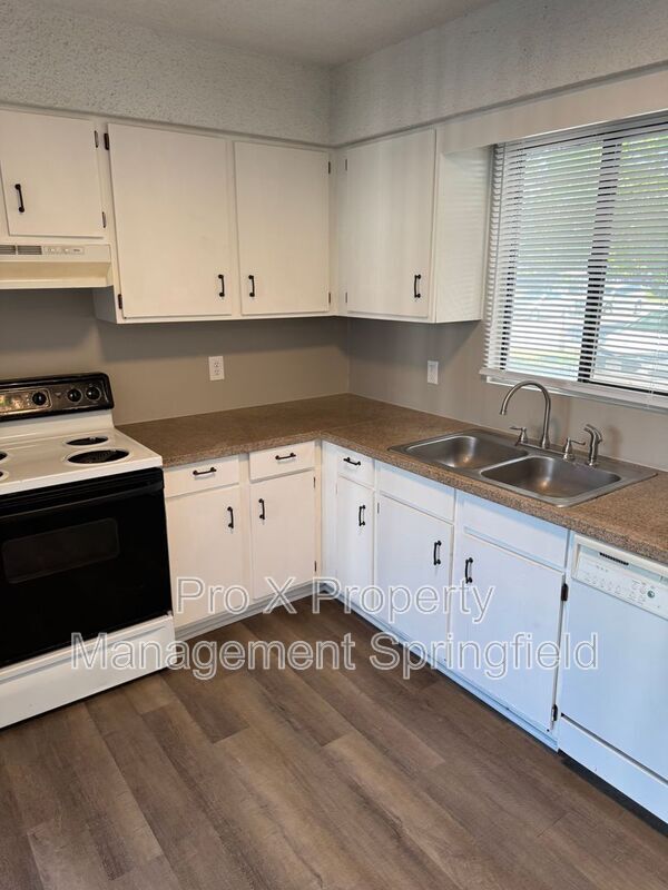 1238 E Guinevere St in Springfield, MO - Building Photo - Building Photo