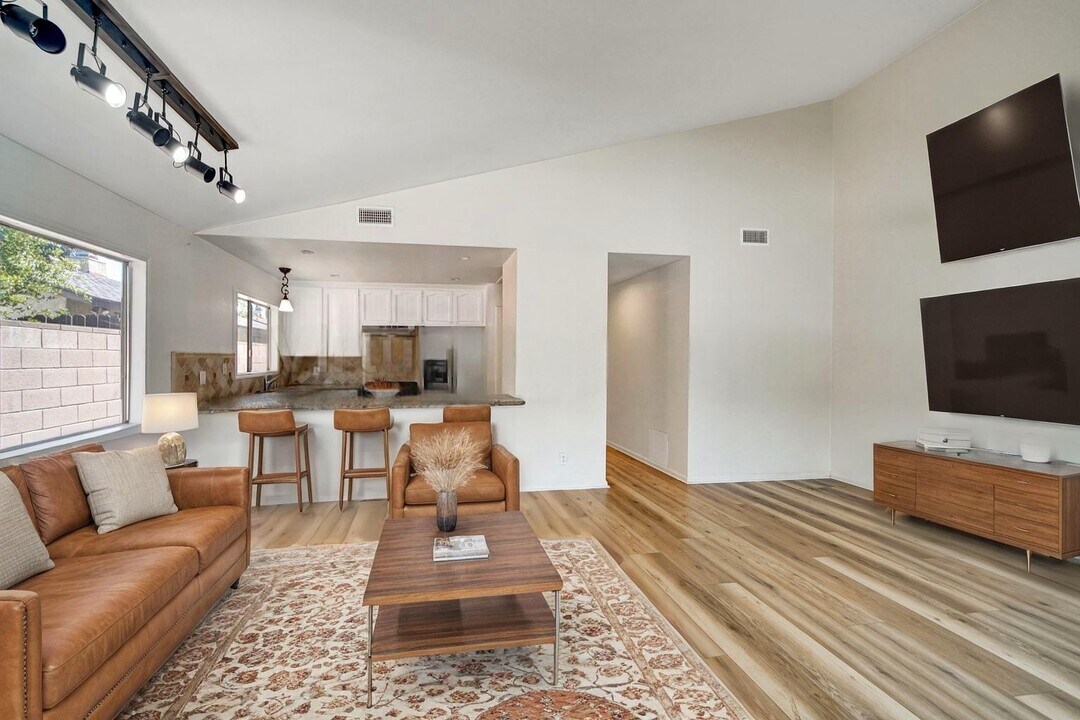 7134 Yarmouth Ave in Los Angeles, CA - Building Photo