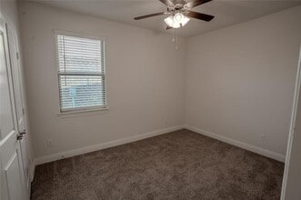 10924 Klondike Ln in Krugerville, TX - Foto de edificio - Building Photo