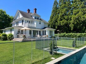 65 Herrick Rd in Southampton, NY - Building Photo