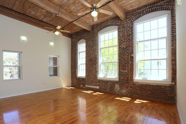 Saxapahaw Rivermill Apartments in Saxapahaw, NC - Foto de edificio - Building Photo