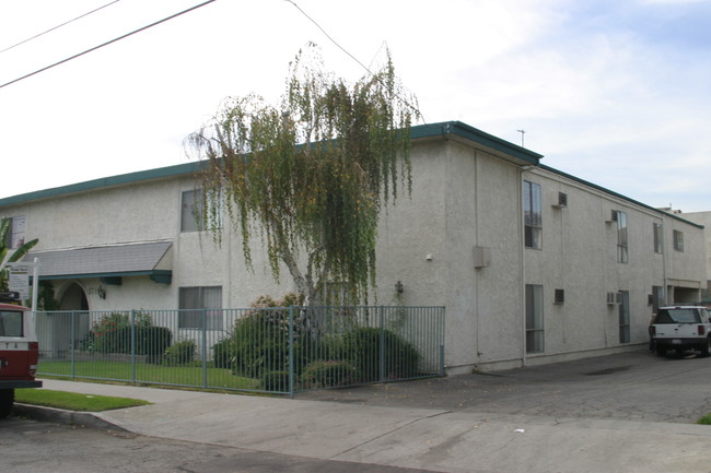 5711 Fulcher Ave in North Hollywood, CA - Foto de edificio - Building Photo