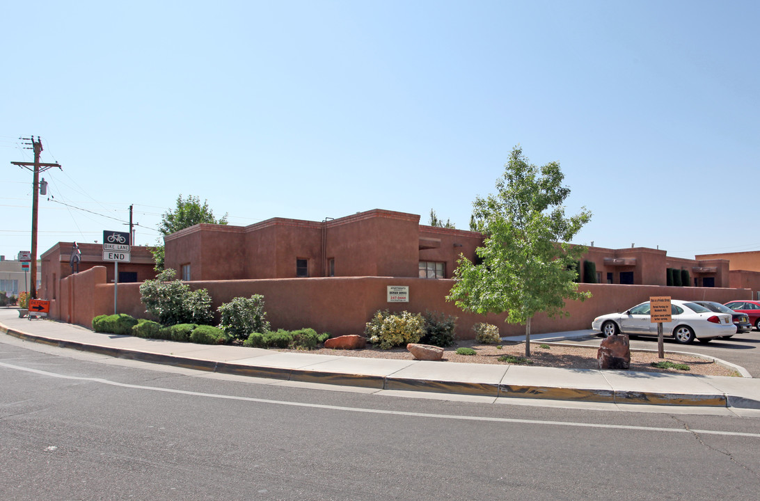 1630 Dr Martin Luther King Jr Ave NE in Albuquerque, NM - Foto de edificio