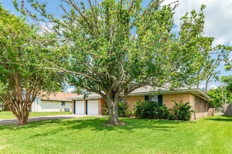 303 Ligustrum St in Lake Jackson, TX - Building Photo - Building Photo