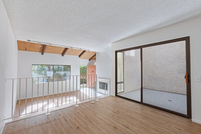 10444 Canoga Ave in Los Angeles, CA - Building Photo - Building Photo