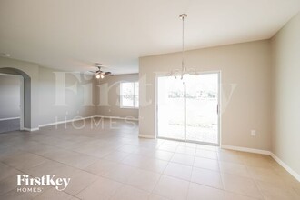 10569 Canal Brook Ln in Lehigh Acres, FL - Foto de edificio - Building Photo