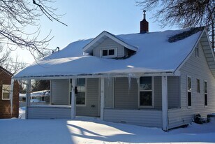 617 11th St NW in Minot, ND - Building Photo