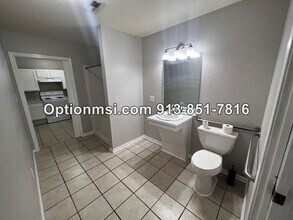 1005 Locust St in Harrisonville, MO - Building Photo - Building Photo